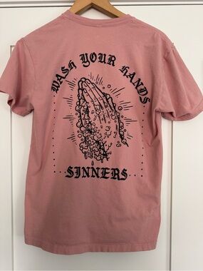 Vardagen Graphic Tee  Pink  “Wash Your Hands Sinners” Men’s Size Medium VDGN